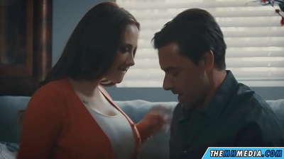 Sexe romantique avec une bonne maman à forte poitrine